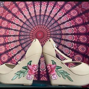 Flower embroidered wedges